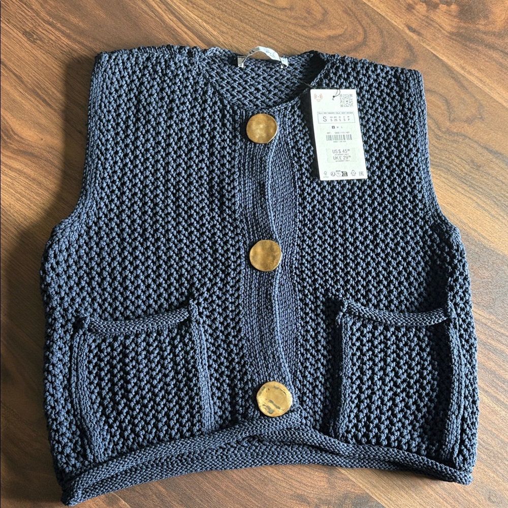 Zara Women’s Dark Blue Knit Vest with Gold Buttons

100% authentic new w/tags